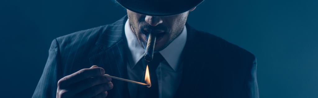 Maffioso verlichting sigaar met wedstrijd op donkerblauw, panoramisch schot - Foto, afbeelding