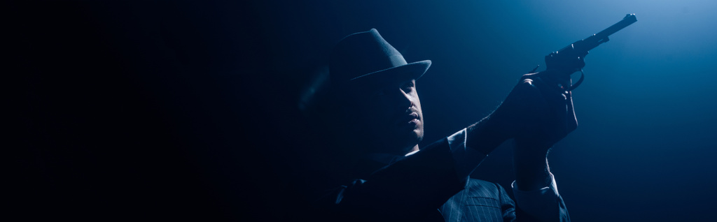 Gangster mirante revolver su sfondo scuro, colpo panoramico
 - Foto, immagini