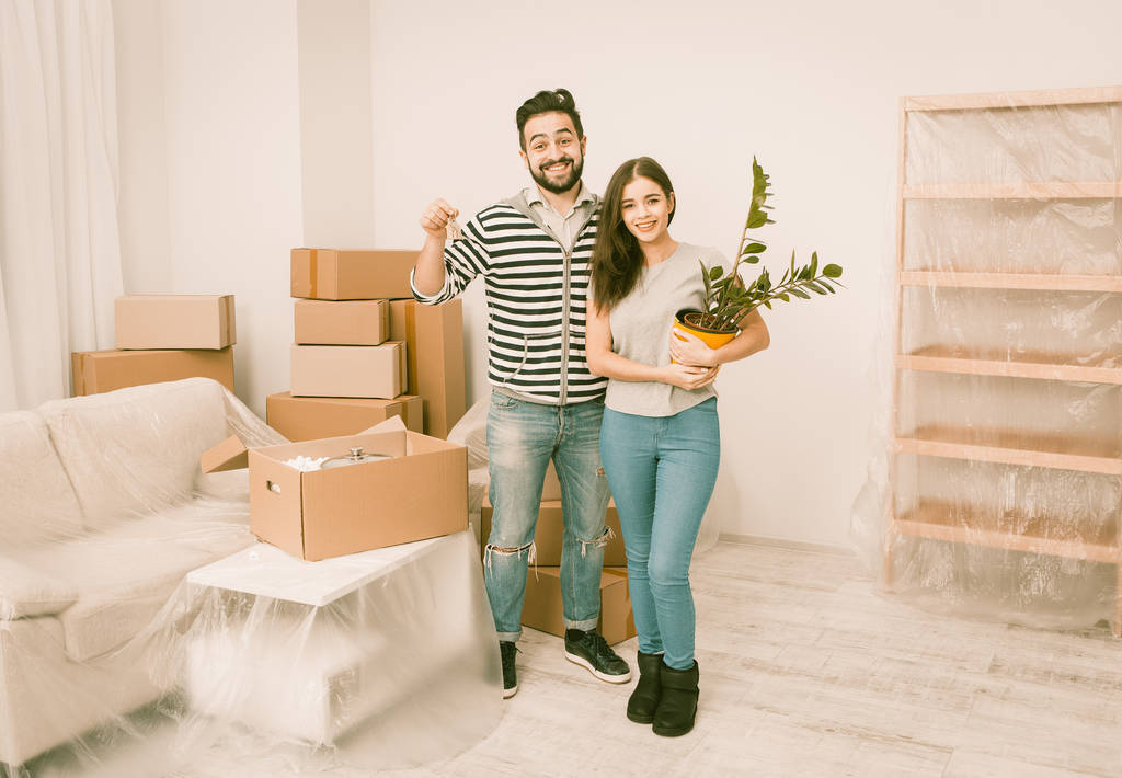 Caucasien jeune couple heureux d'emménager dans un nouvel appartement
. - Photo, image
