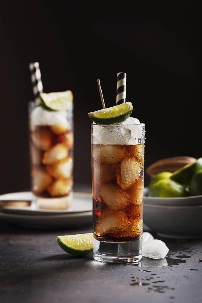 Alcoholische cocktail cuba libre met cola, rum, ijs en limoen, selectieve focus - Foto, afbeelding