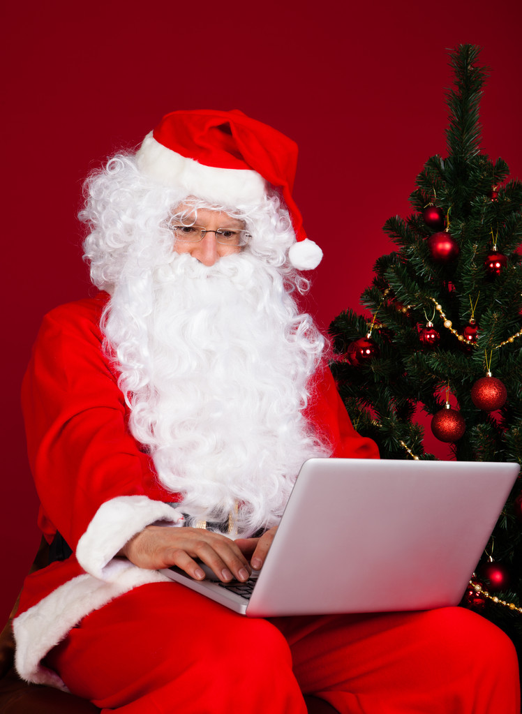 Santa χρησιμοποιώντας φορητό υπολογιστή - Φωτογραφία, εικόνα