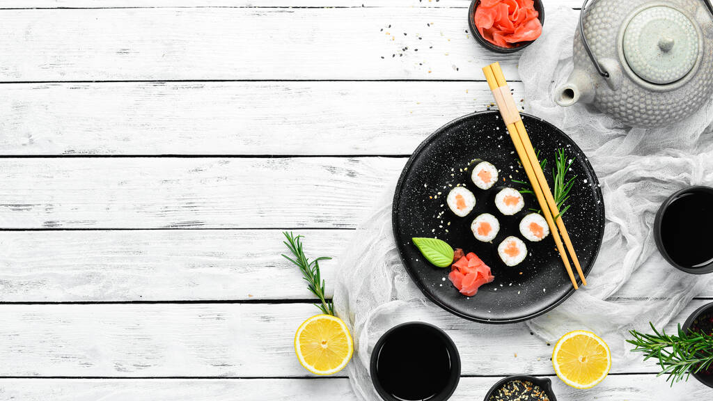Σούσι μάκι με σολομό. Κομμάτια από νόστιμο σούσι. Ιαπωνική κουζίνα - Φωτογραφία, εικόνα