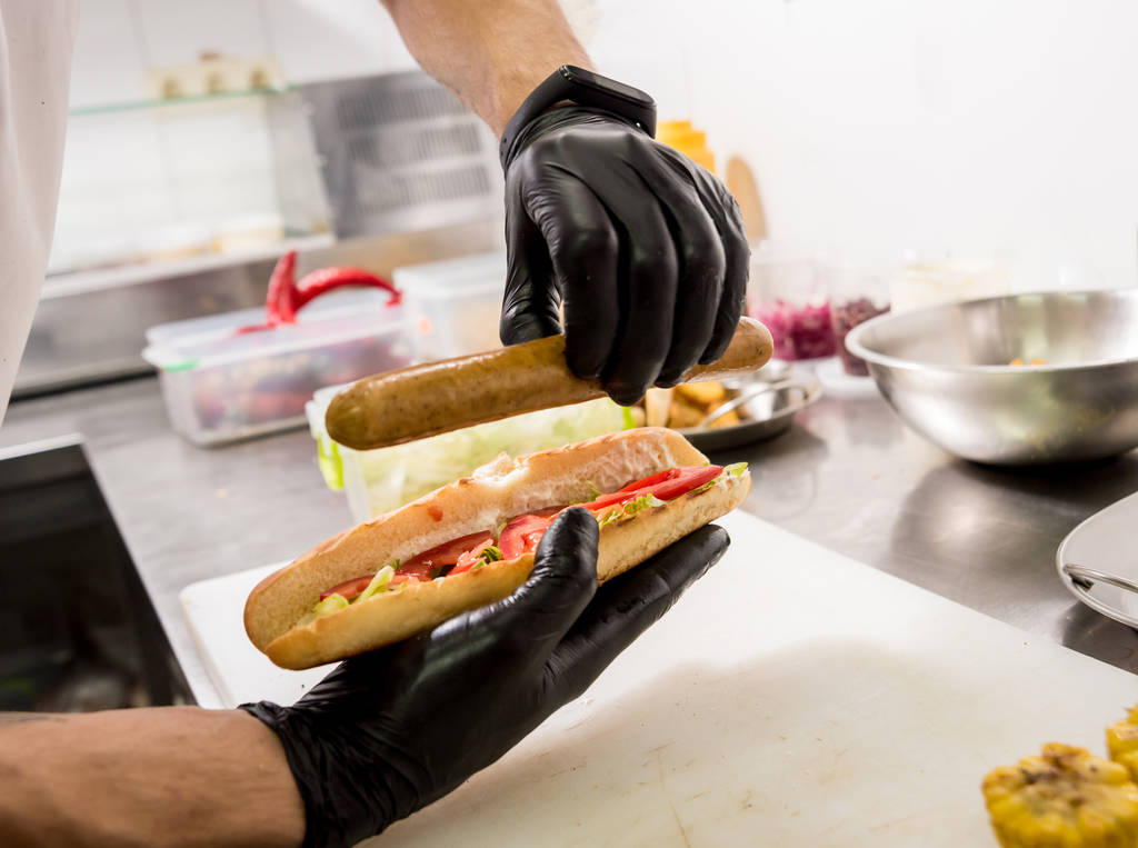 Le chef cuisinier hot dog sur un gril. Restaurant
. - Photo, image