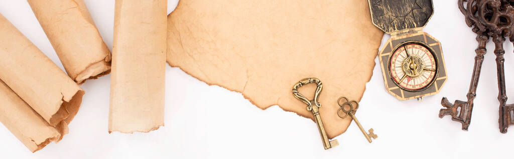 vista superior de las llaves vintage y brújula en papel envejecido aislado en blanco, plano panorámico
 - Foto, imagen