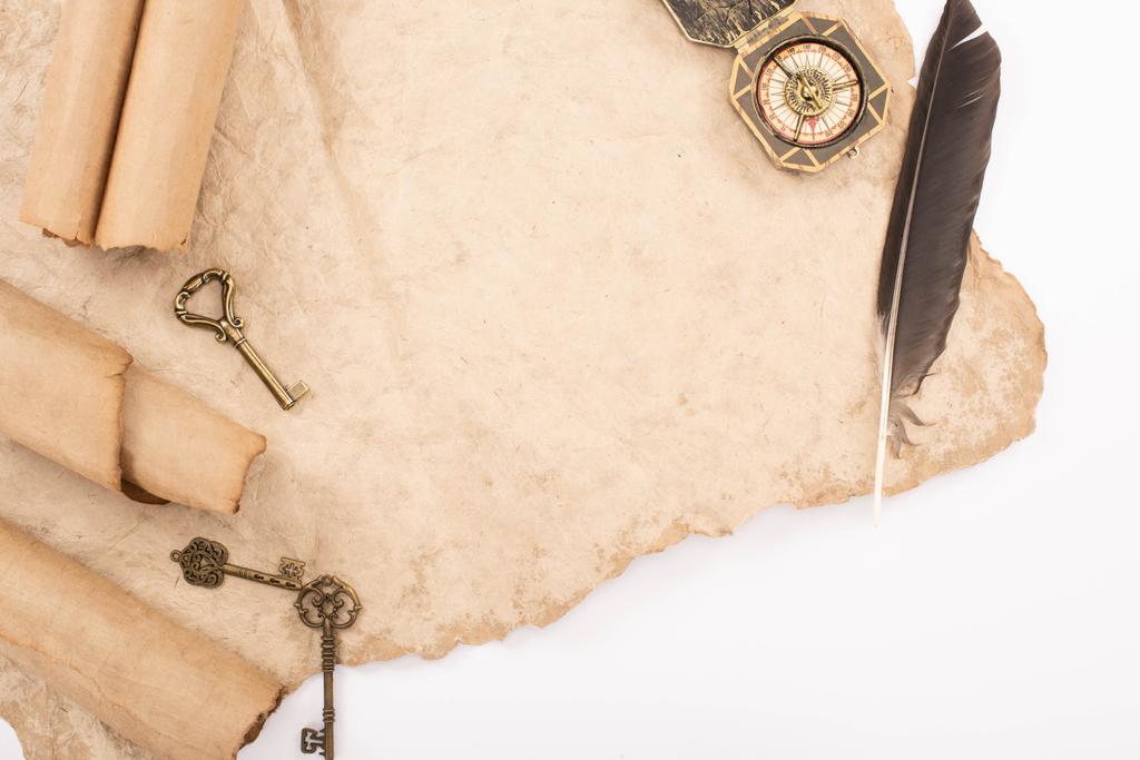 vue de dessus des clés vintage et boussole sur papier vieilli isolé sur blanc
 - Photo, image