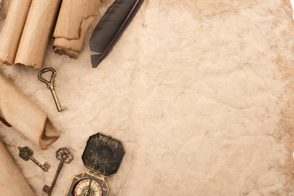 ylhäältä näkymä vintage avaimet ja kompassi lähellä sulka vanhassa paperissa
 - Valokuva, kuva