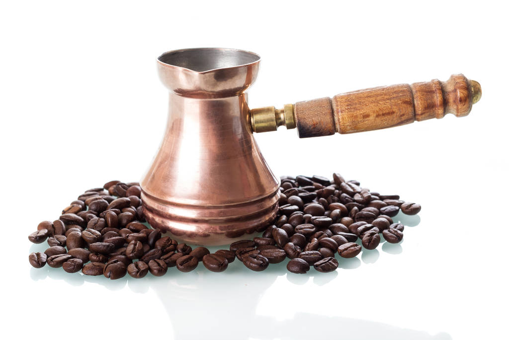 Κόκκοι καφέ και ειδική κατσαρόλα για την παρασκευή καφέ, που απομονώνονται σε λευκό φόντο - Φωτογραφία, εικόνα