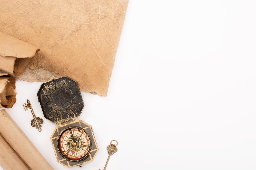 pohled shora na archivní klíče, kompas a starý papír izolovaný na bílém - Fotografie, Obrázek