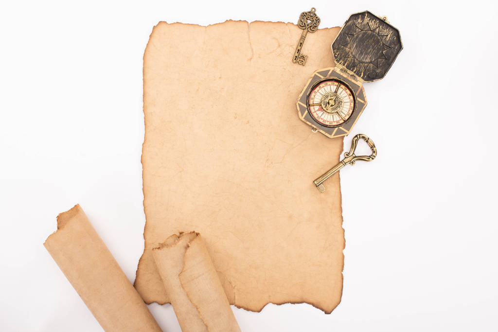 vista superior de brújula vintage, llaves y papel pergamino envejecido aislado en blanco
 - Foto, imagen