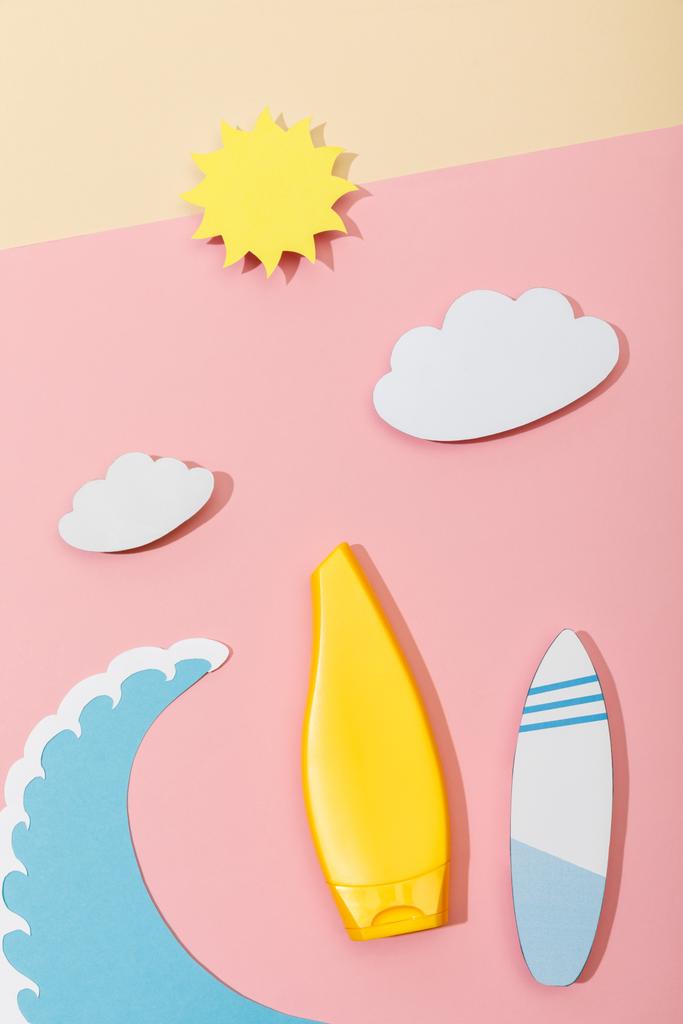 Vista superior da praia de verão de papel cortado com tubo de protetor solar em rosa e bege
  - Foto, Imagem