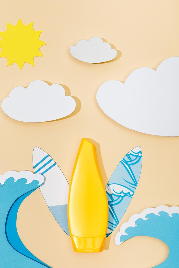 Draufsicht auf den papiergeschnittenen Sommerstrand mit Sonnenschutzrohr auf beigem Hintergrund - Foto, Bild