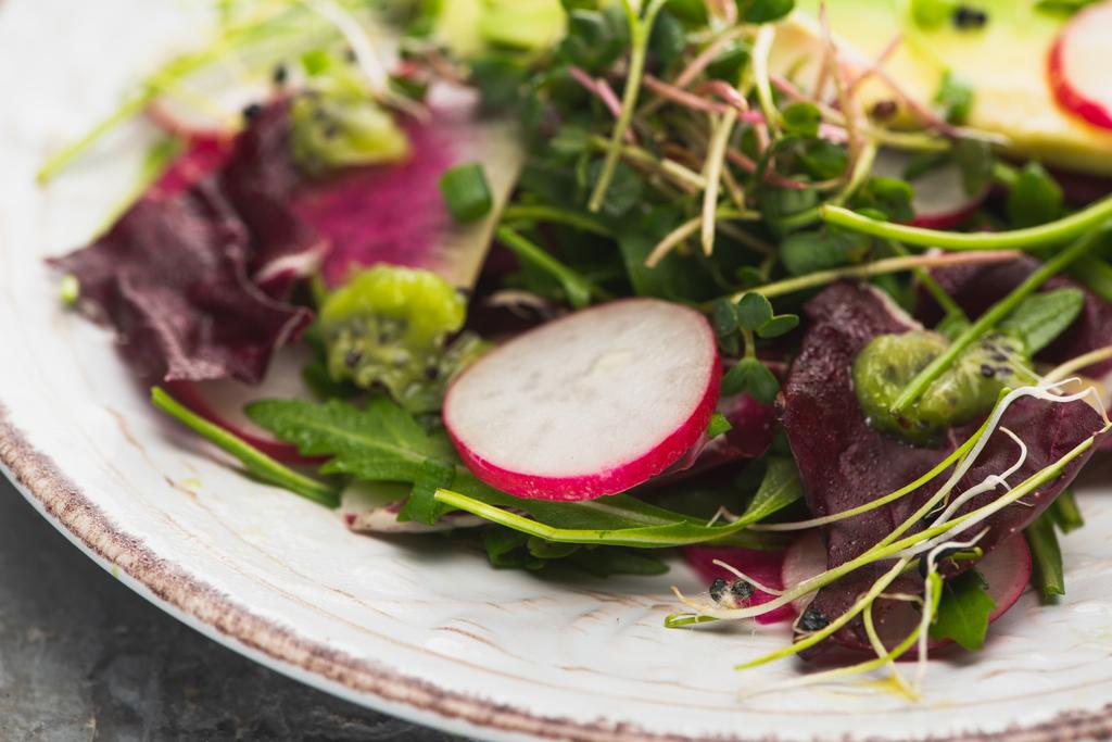 крупним планом свіжий салат з редькою з зеленню
 - Фото, зображення