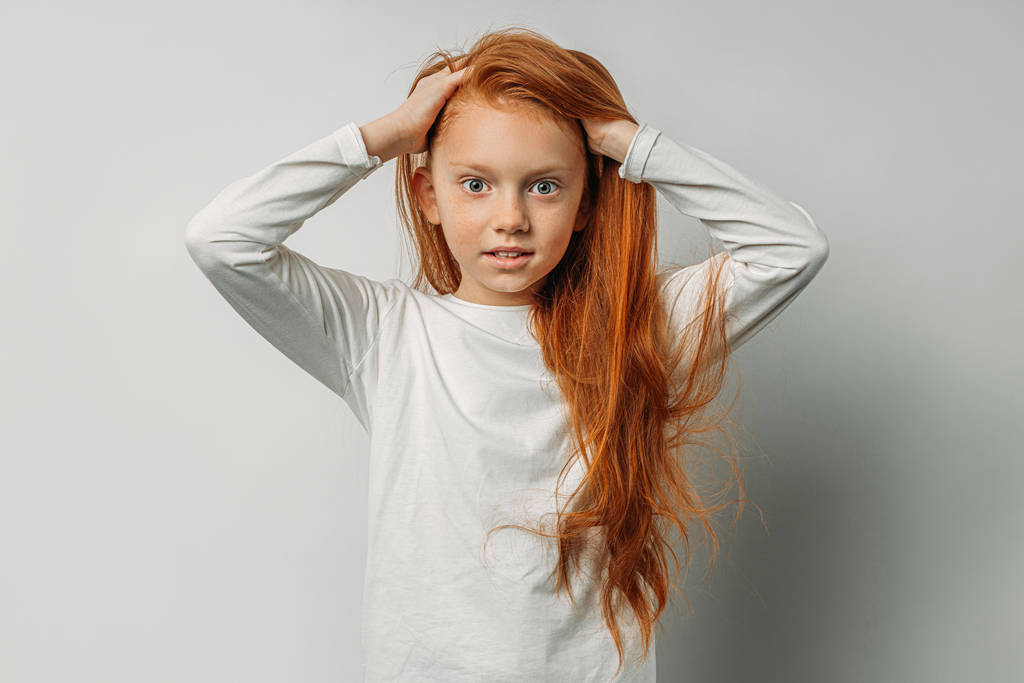 portret pięknej rudej dziewczyny izolowane na białym tle - Zdjęcie, obraz