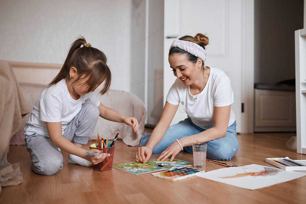 donna allegra insegnare il suo bambino a dipingere con le dita
, - Foto, immagini
