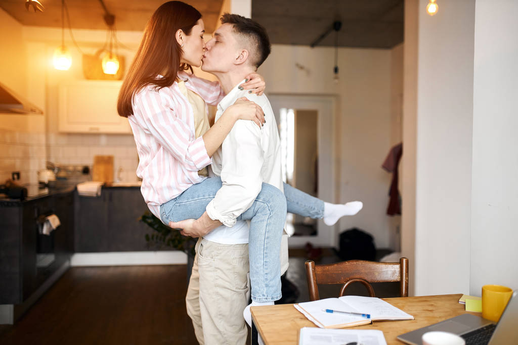 młody mężczyzna uwielbia jego kobieta, facet całuje jego dziewczyna - Zdjęcie, obraz