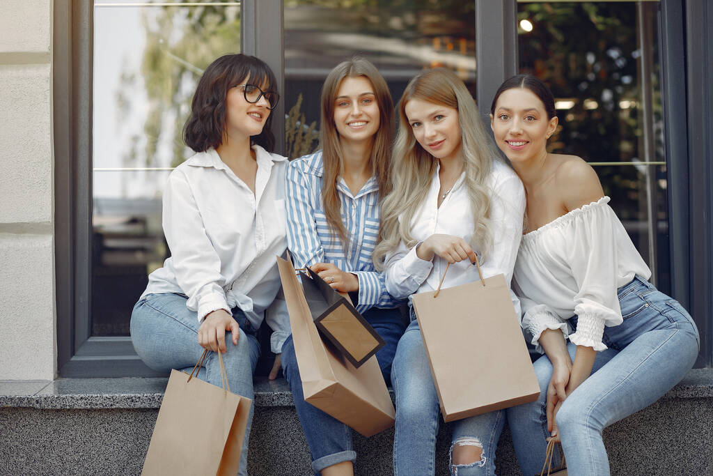 Aranyos lányok bevásárlótáska a városban - Fotó, kép