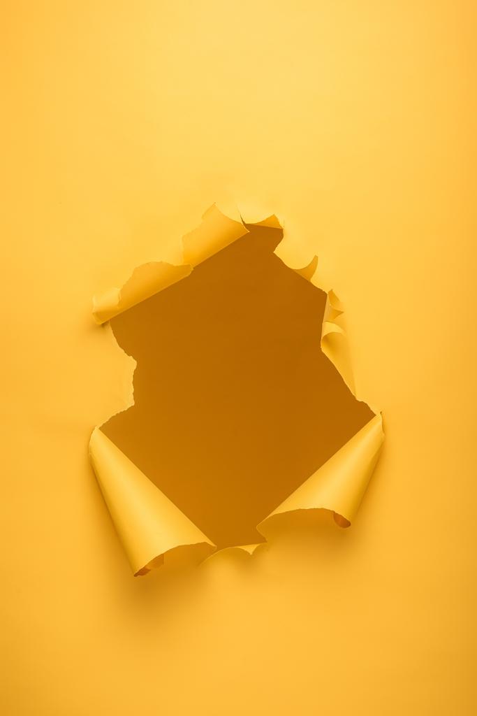 разорванное отверстие в текстуре желтой бумаги с копировальным пространством
 - Фото, изображение