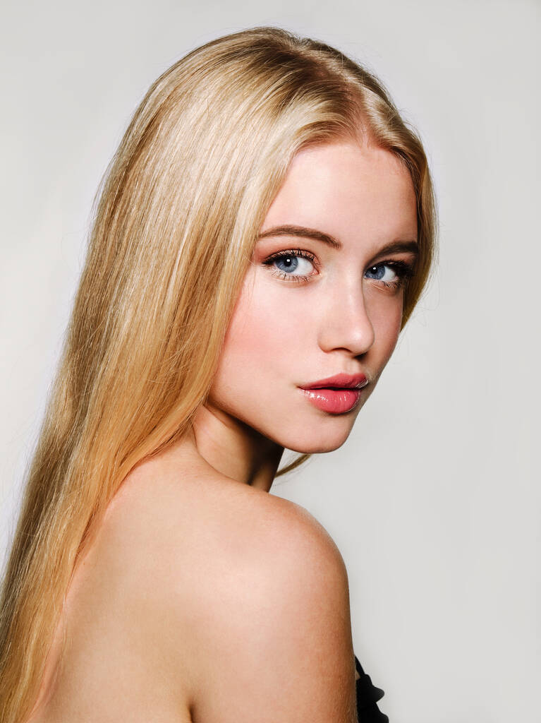 Портрет красивої блондинки-молодої жінки. Спа-модель дівчини зі свіжою чистою шкірою ізольовані на білому тлі. Концепція догляду за шкірою та волоссям
 - Фото, зображення
