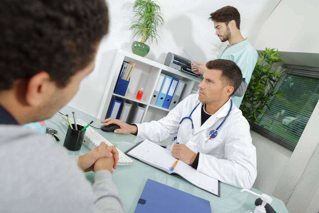 ein Arzt mit einem Patienten - Foto, Bild