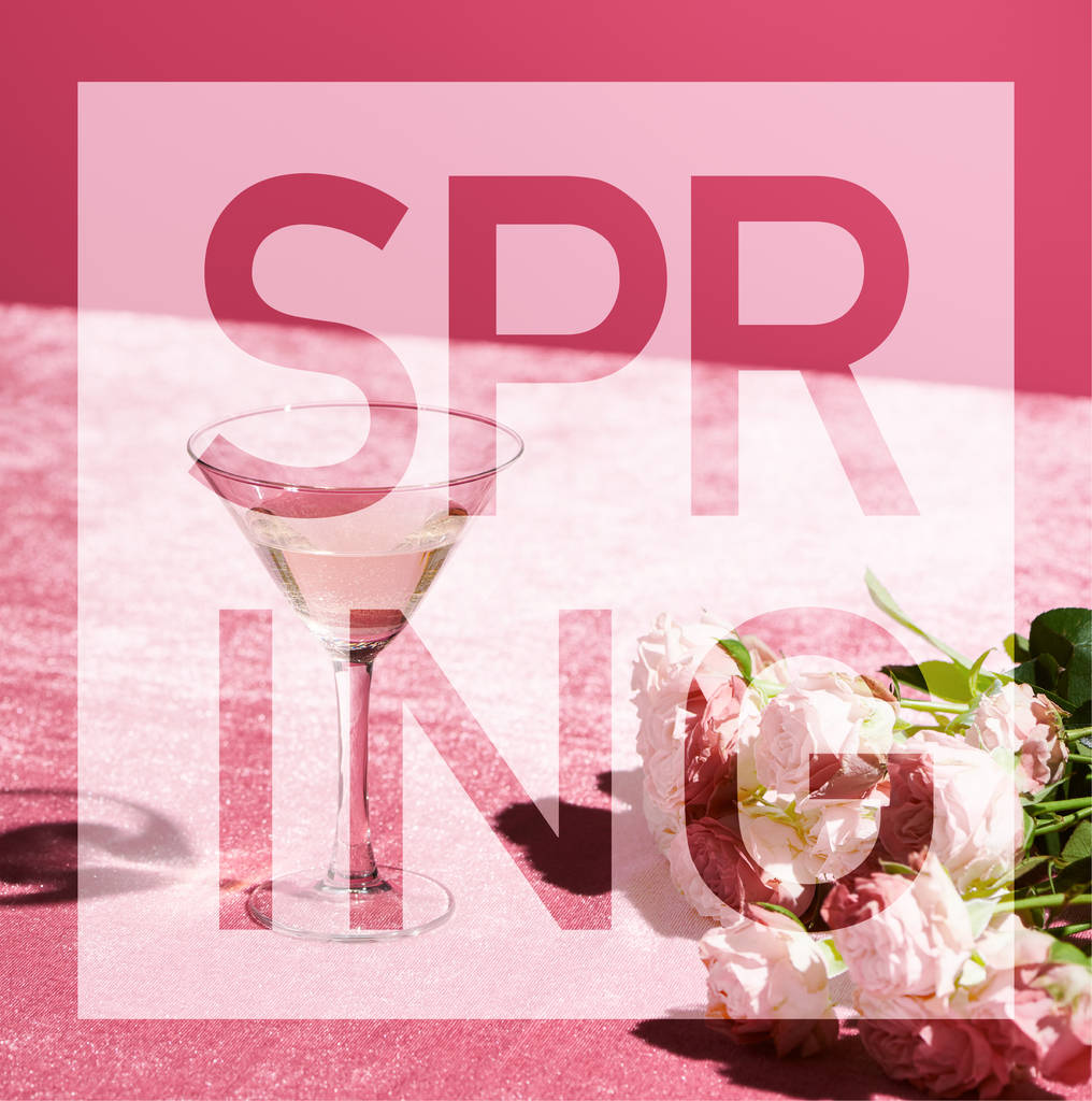 Rosenwein im Glas in der Nähe von Strauß auf Velours rosa Tuch isoliert auf rosa, Frühling Illustration - Foto, Bild