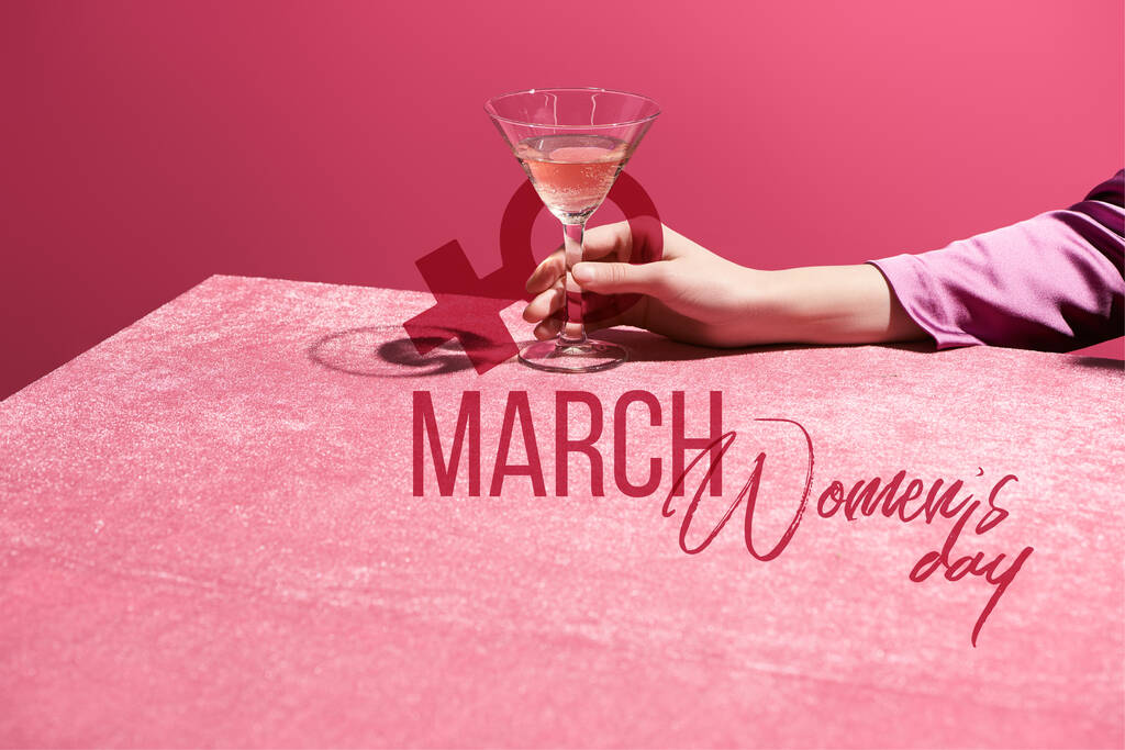 ピンクで隔絶されたベロアの布にローズワインのグラスを持つ女性のクロップドビュー, 8行進イラスト - 写真・画像