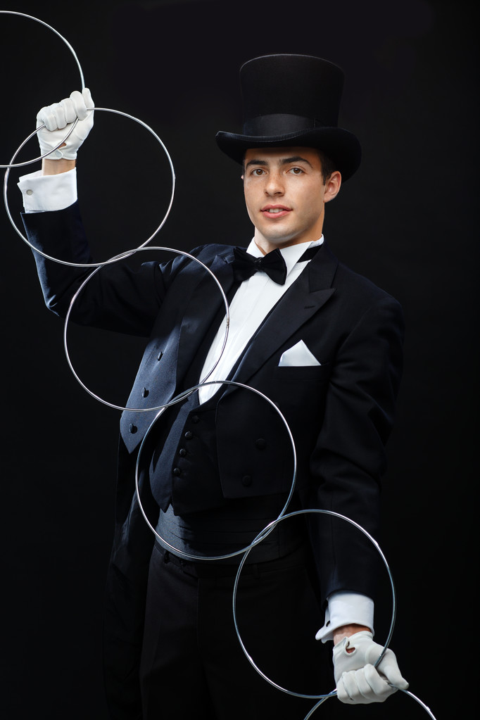 kouzelník zobrazeno trik s propojením kroužky - Fotografie, Obrázek