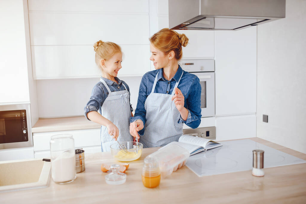 Anne ile kızı mutfakta - Fotoğraf, Görsel