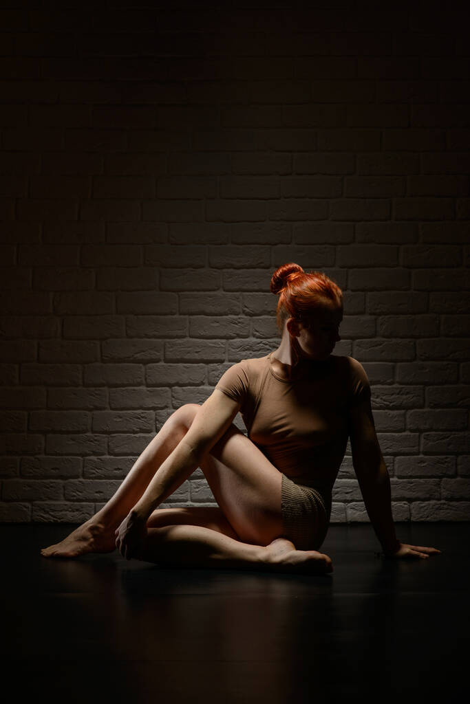 Дівчина в красивій позі йоги
 - Фото, зображення