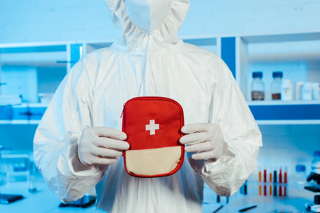 обрезанный взгляд ученого в защитном костюме, держащего аптечку
 - Фото, изображение