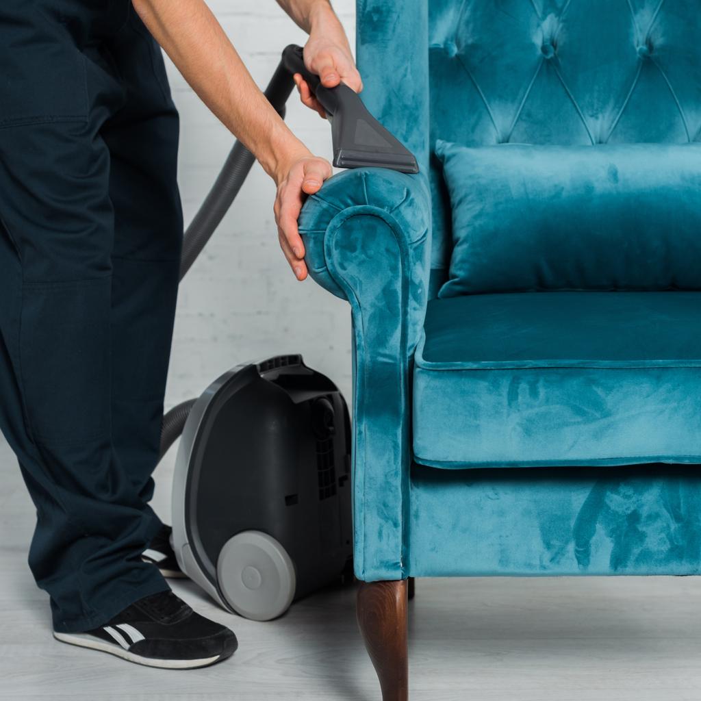 обрезанный вид на химчистку синее кресло с пылесосом
  - Фото, изображение