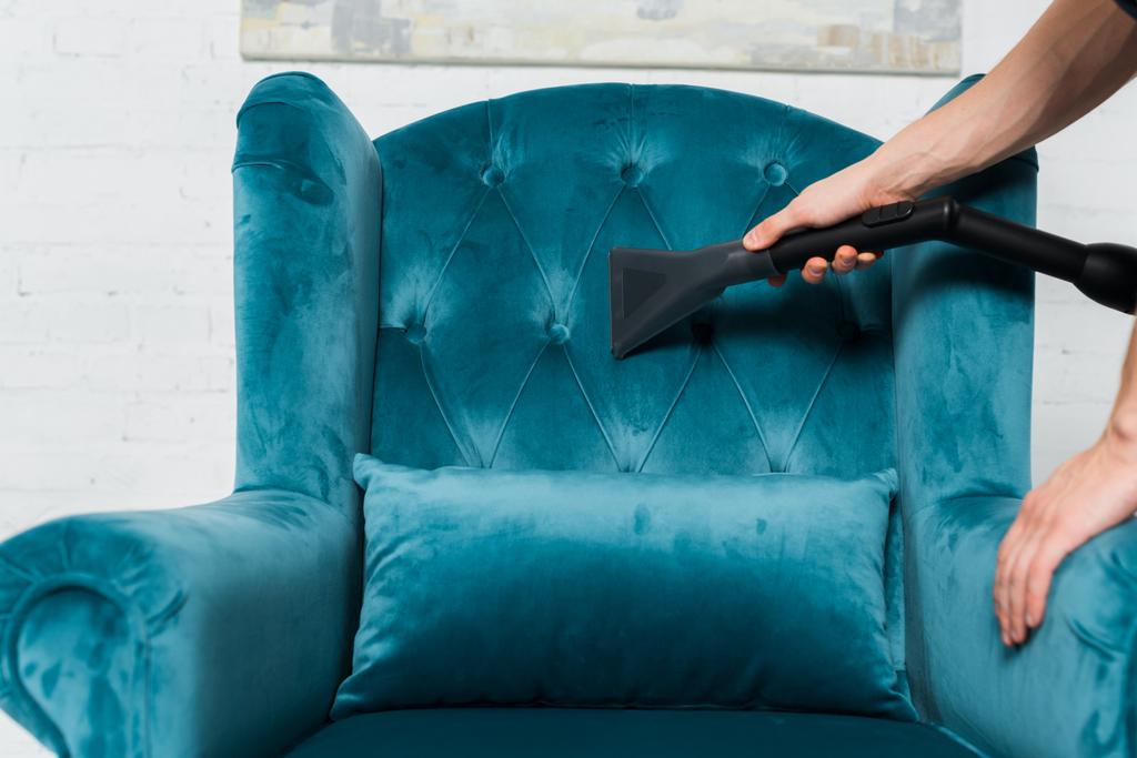 vágott kilátás a tisztább mosás modern fotel porszívóval  - Fotó, kép