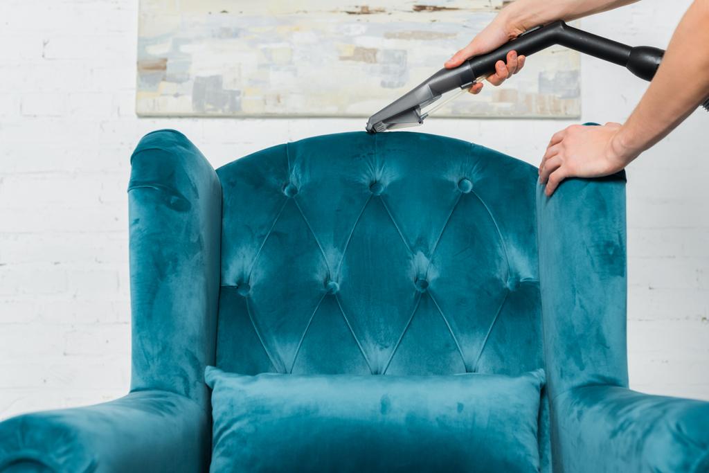 vista recortada de limpiador tintorería azul moderno sillón con aspiradora
  - Foto, imagen