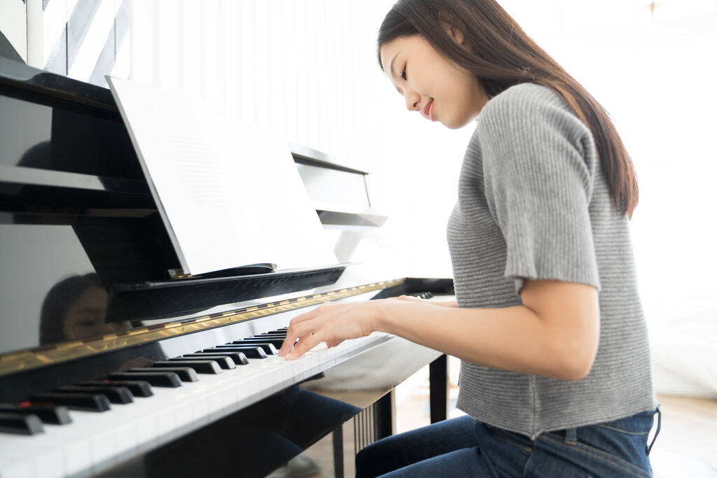 Portret Azjatki grającej na fortepianie - Zdjęcie, obraz