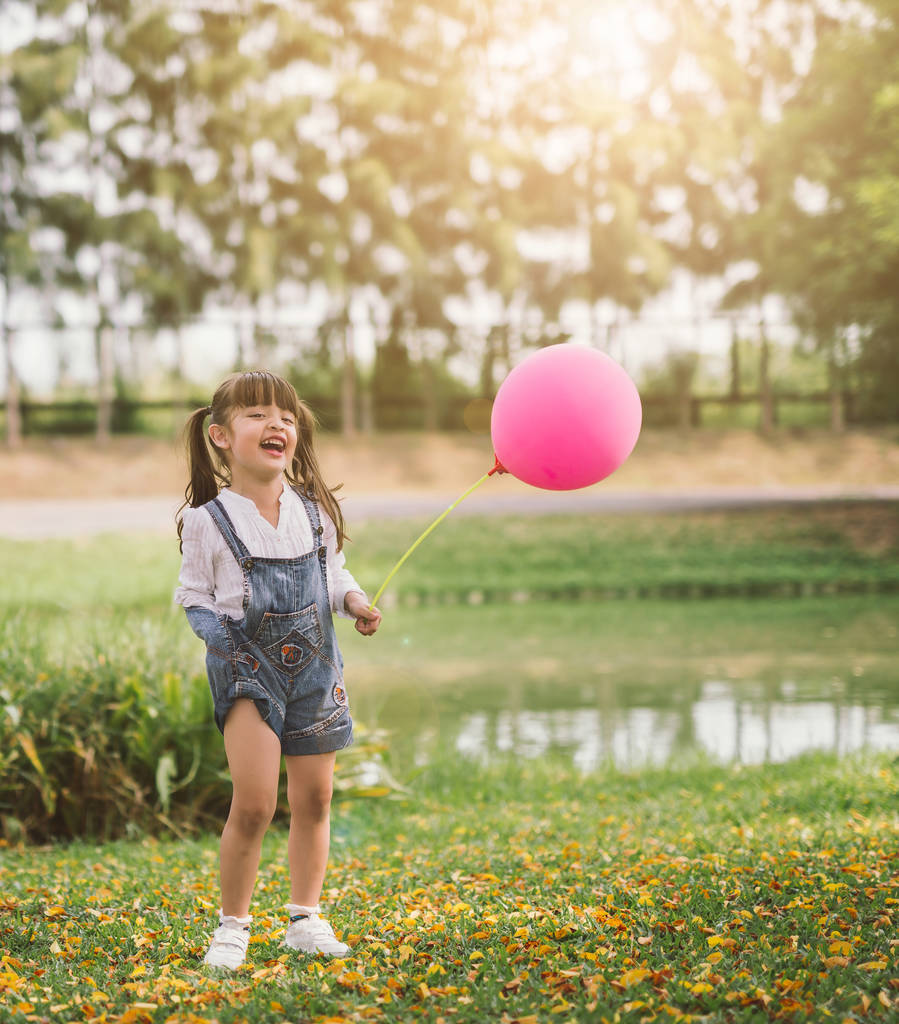 muotokuva onnellinen pieni tyttö ilmapallo kävelee puistossa ulkona
 - Valokuva, kuva