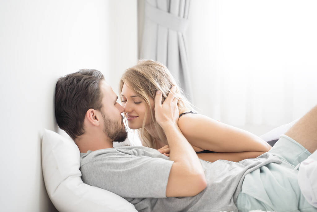 Casal jovem beijando na cama casal .loving no quarto
 - Foto, Imagem