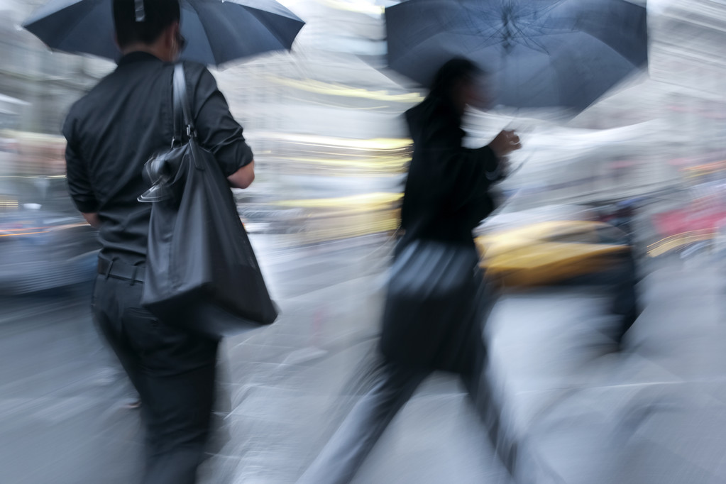 sateinen päivä liikkeen hämärtyminen
 - Valokuva, kuva