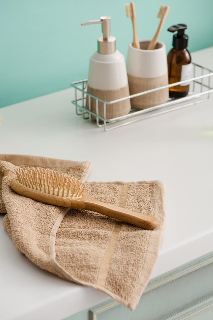 Produits d'hygiène sur étagère avec brosse à cheveux sur serviette de toilette, concept zéro déchet
 - Photo, image