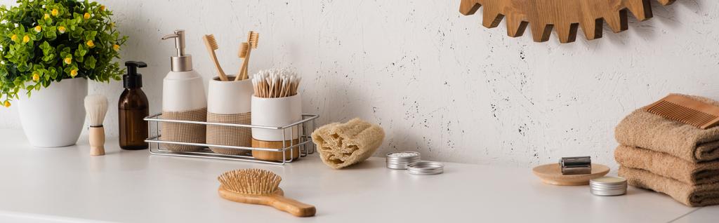 Panorámás kilátás a polcra higiéniai tárgyakkal és szépségápolási termékekkel, virágcseréppel a fürdőszobában, nulla hulladék koncepció - Fotó, kép