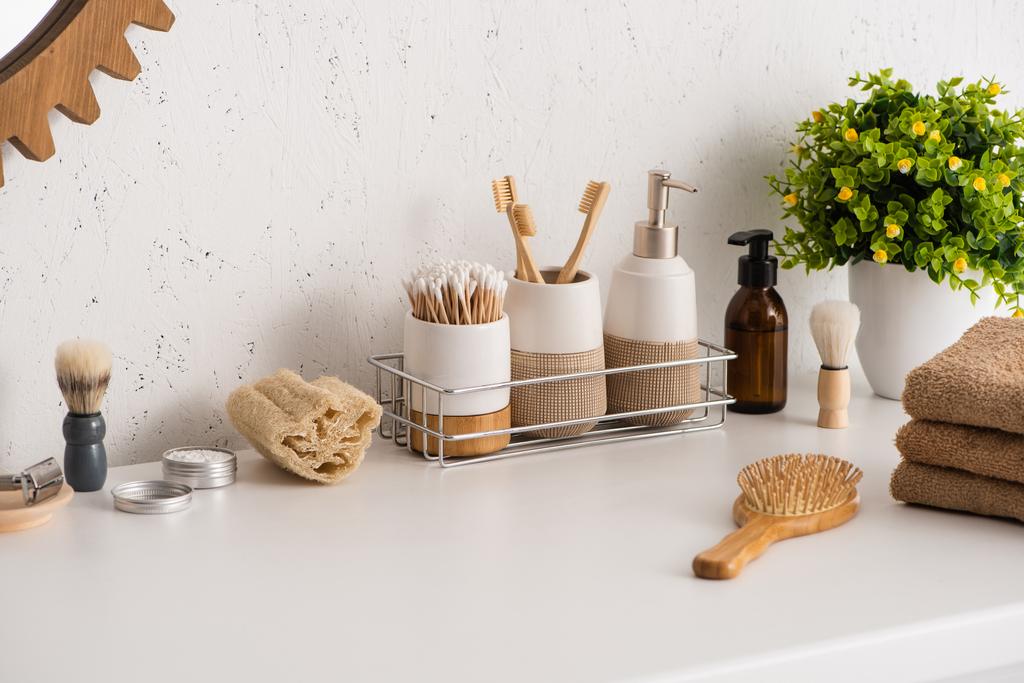 Polc higiéniai tárgyakkal és szépségápolási termékekkel virágcseréppel a fürdőszobában, nulla hulladék koncepció - Fotó, kép