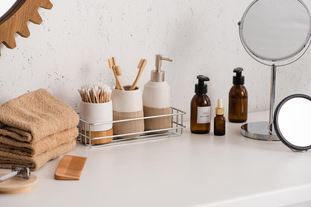 Круглі дзеркала з косметичними та гігієнічними засобами у ванній кімнаті, концепція нульових відходів
 - Фото, зображення