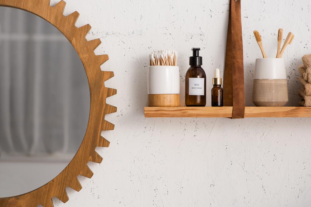 Estante con belleza y productos cosméticos con espejo en el baño, concepto de cero residuos
 - Foto, Imagen
