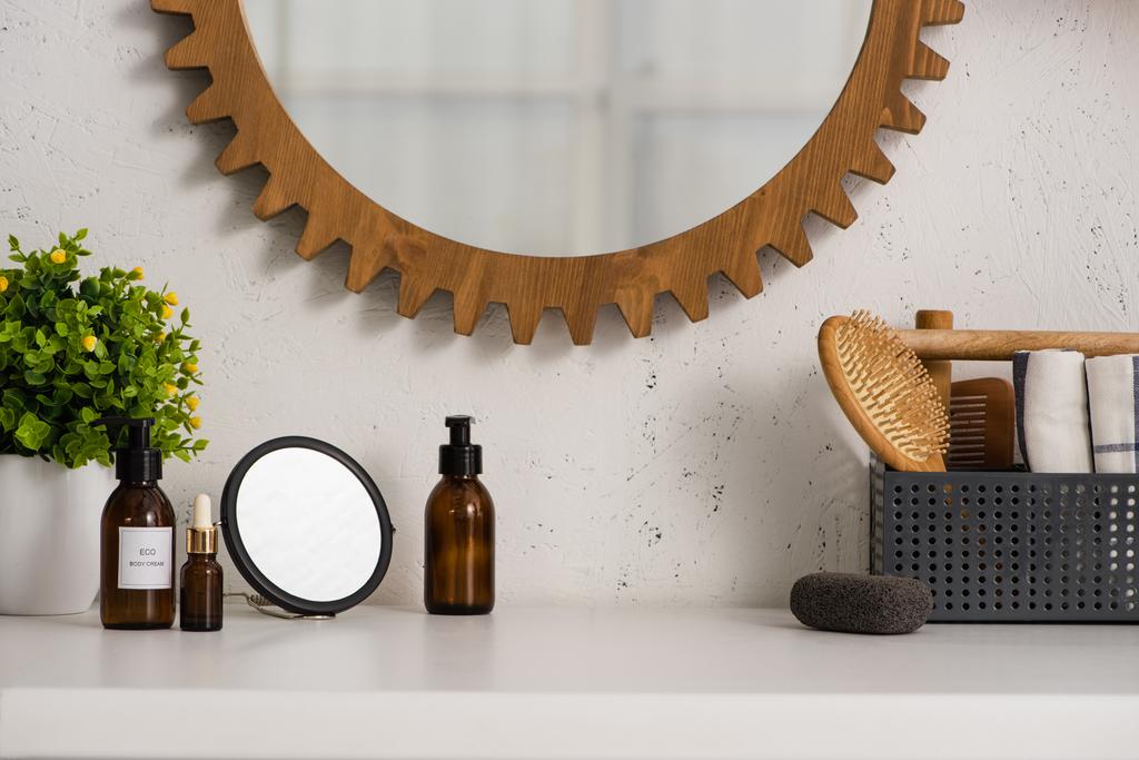 Caja con peine, cepillo y toallas cerca de productos cosméticos y maceta en el baño, concepto de cero residuos
 - Foto, Imagen