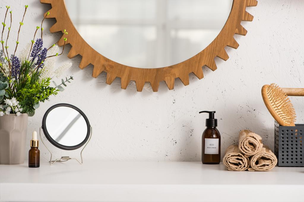 Caixa com escova de cabelo, toalhas perto de produtos cosméticos e vaso de flores no banheiro, zero conceito de resíduos
 - Foto, Imagem