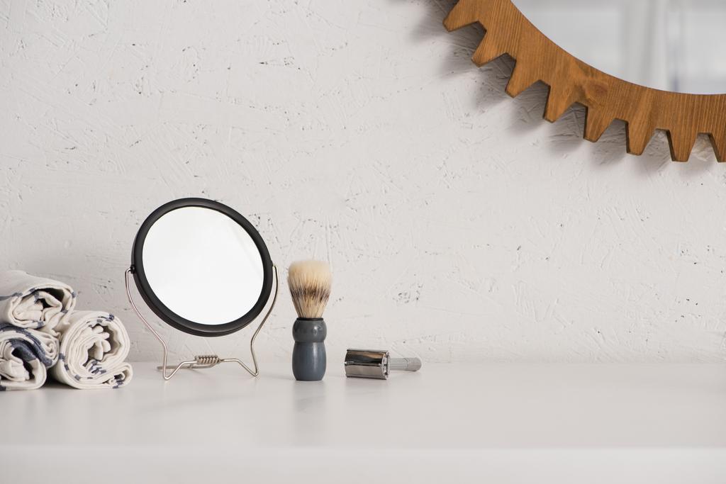Törülközők, kerek tükrök, borotválkozó kefe és borotva a fürdőszobában, nulla hulladék koncepció - Fotó, kép