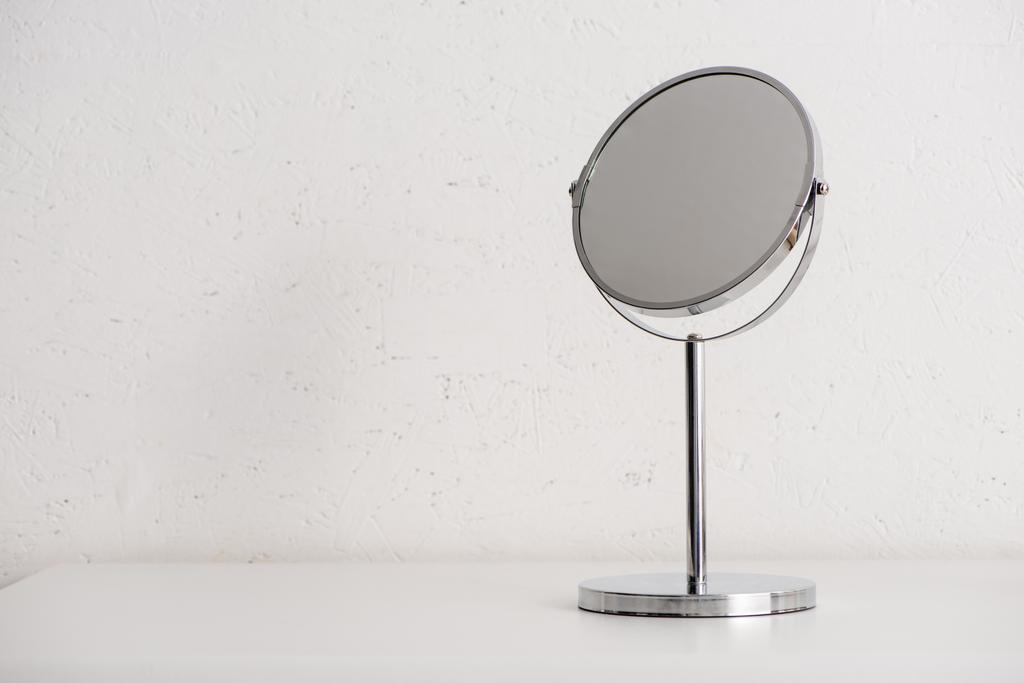 Kulaté zrcadlo na bílém pozadí, koncepce nulového odpadu - Fotografie, Obrázek