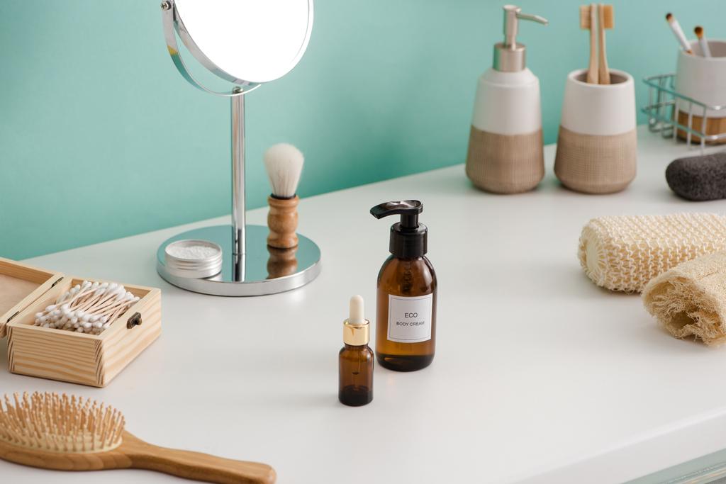 Різні види гігієни та косметичних продуктів поблизу бірюзової стіни у ванній кімнаті, концепція нульових відходів
 - Фото, зображення