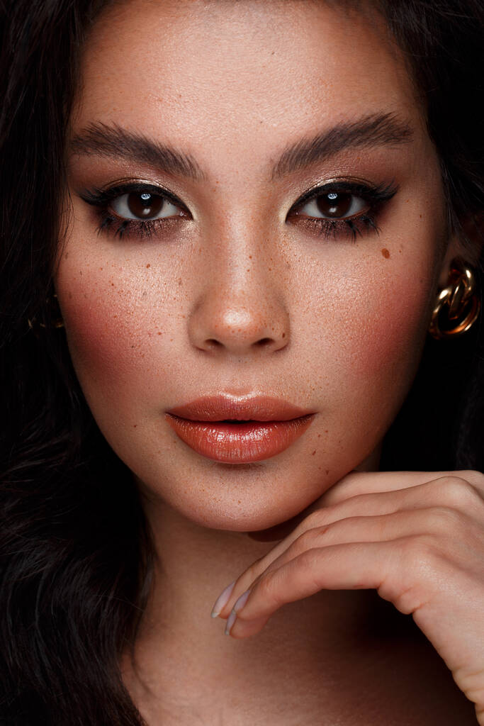 Hermosa morena asiática modelo: volumen rizos, maquillaje clásico y labios sexy. La cara de belleza
. - Foto, Imagen