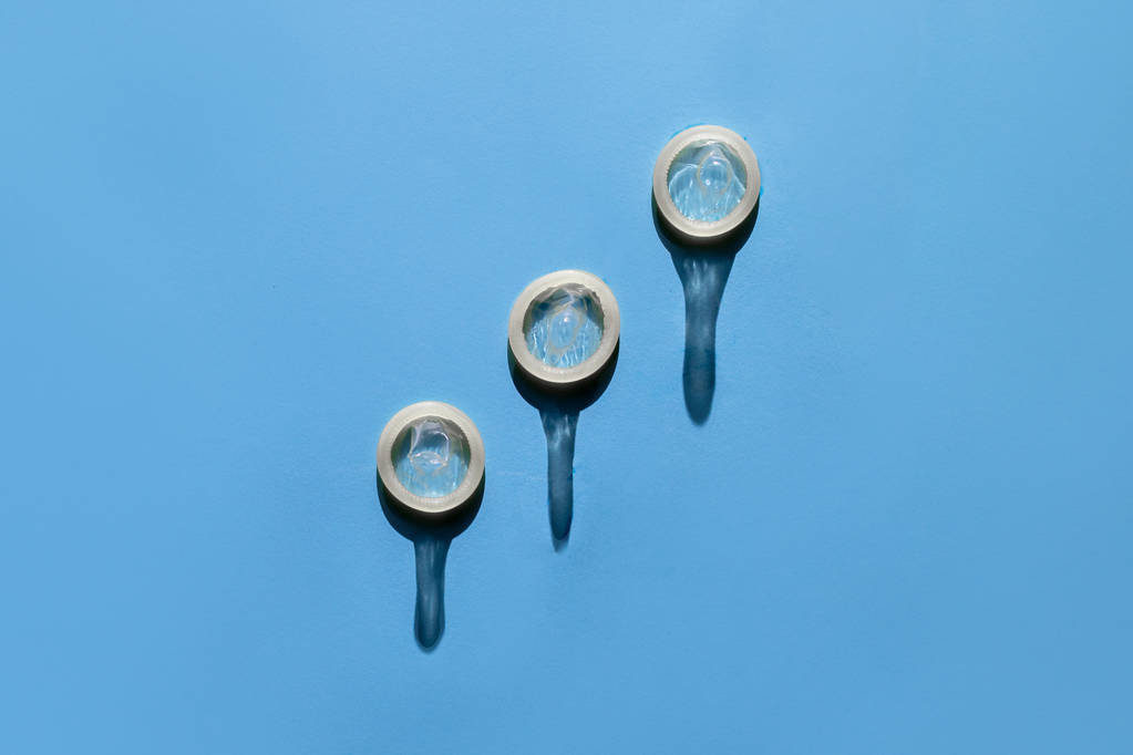 skupina kondomu na modrém pozadí, byt ležel - Fotografie, Obrázek