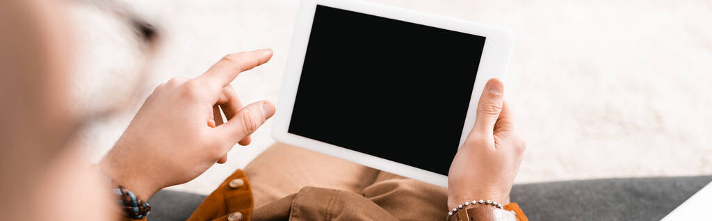 Enfoque selectivo de artista 3d utilizando tableta digital con pantalla en blanco en el sofá, plano panorámico
  - Foto, Imagen