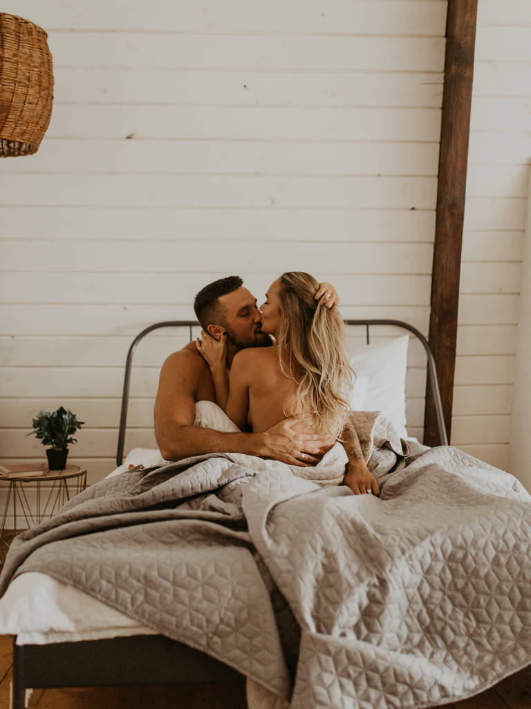 όμορφο ζευγάρι που φιλιέται στο κρεβάτι - Φωτογραφία, εικόνα
